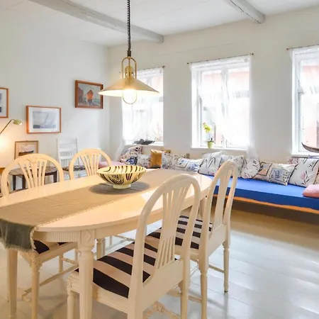 Holiday home Stunning In W/ *